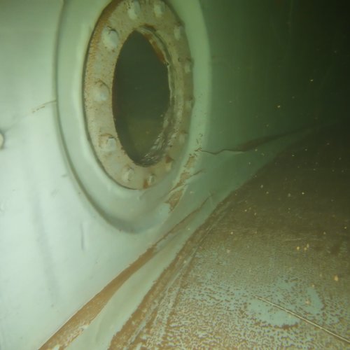 Sprinklertank-Inspektion: Stahltank, 5 Jahre – Flansch Korrosion Ablagerungen Wandansicht