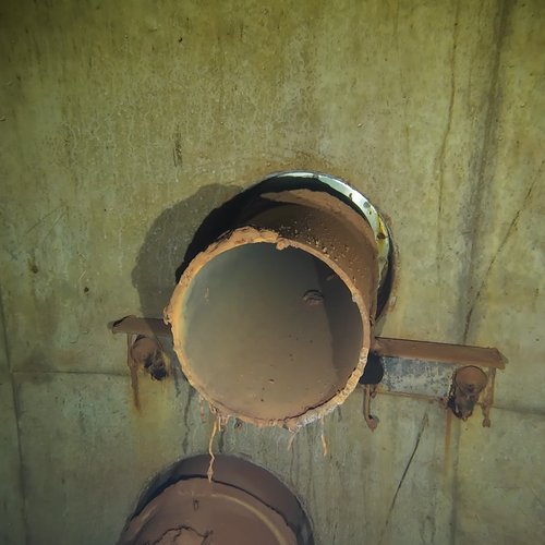 Sprinklertank-Inspektion: Betontank, 15 Jahre – Rohrschelle Flansch Rostspuren Korrosion Wandansicht